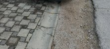 Javna cesta u ulici Primorska (Sesvete) kod kućnog broja 14b je vec godinama raskopana i treba staviti “fleku” asfalta da se popuni rupa koja radi stetu na autima